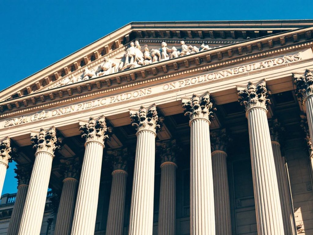 Clădire guvernamentală sub un cer albastru.