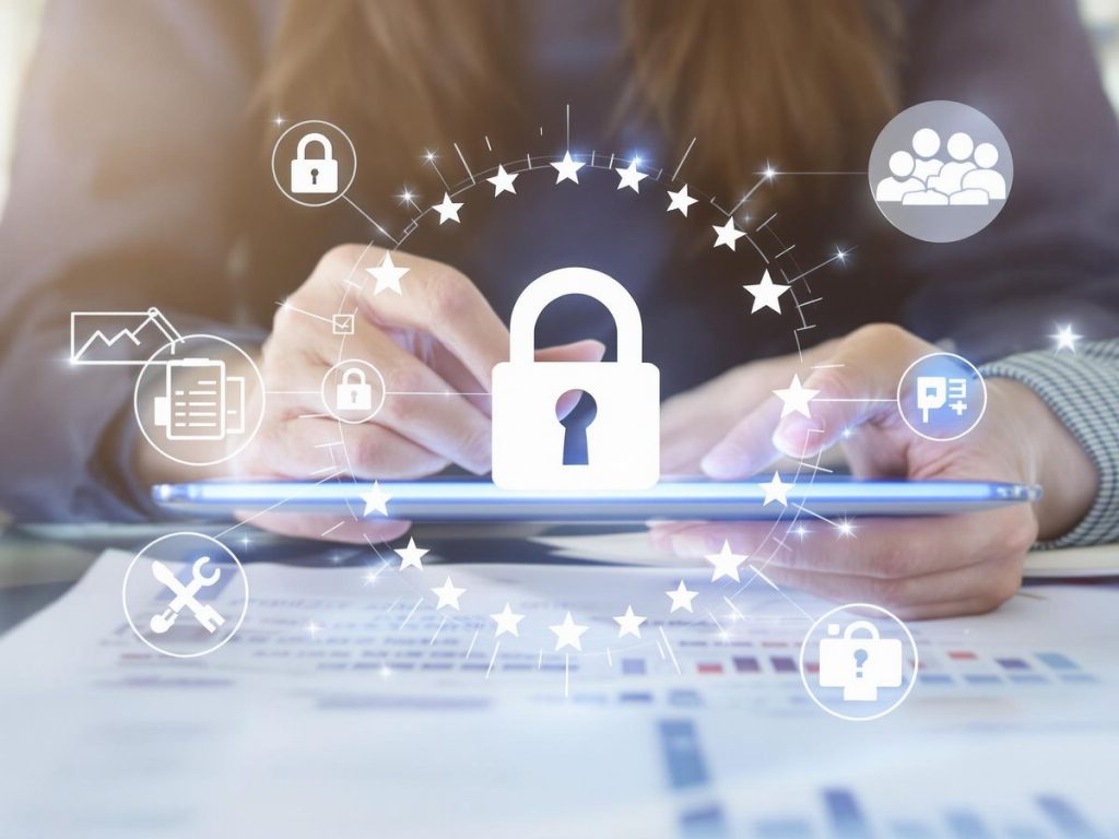 Persoană analizând documente pentru conformitatea GDPR.