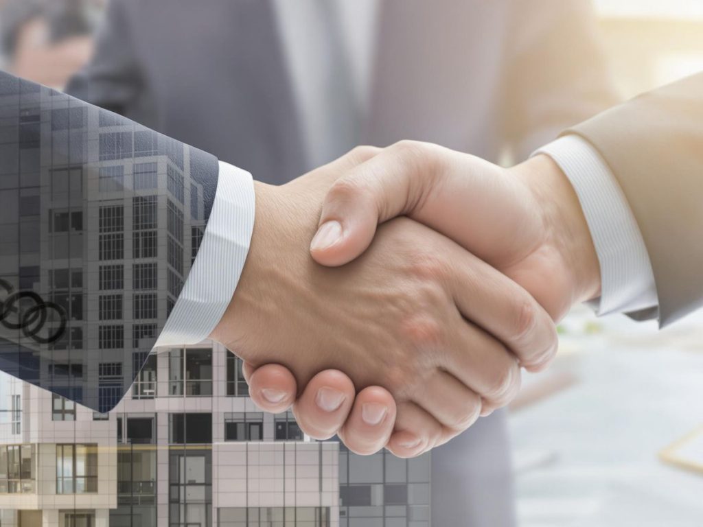 Întrevedere între oameni în context imobiliar legal.